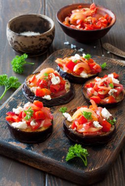 Patlıcan, domates, tatlı biber ve ricotta snack