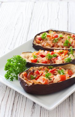 Domates, tatlı biber ve ricotta ile patlıcan dolması