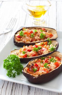 Domates, tatlı biber ve ricotta ile patlıcan dolması
