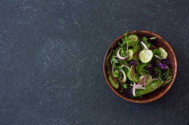 Taze marul, roka, frisee, fesleğen, salatalık ve soğan salata