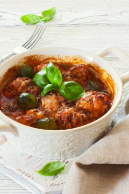 Köfte ve brussel lahana domates sosuna ihtiva eder