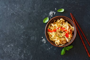 Udon erişte ve sebze toprak kap içinde servis
