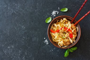 Udon erişte ve sebze toprak kap içinde servis