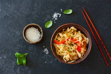 Udon erişte ve sebze toprak kap içinde servis