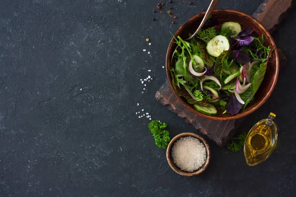 Fresh lettuce, arugula, frisee, basil, cucumber and onions salad — Stock Photo, Image