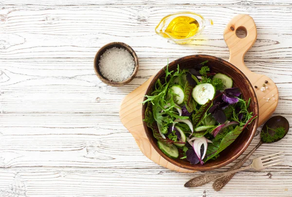 Fresh lettuce, arugula, frisee, basil, cucumber and onions salad — Stock Photo, Image