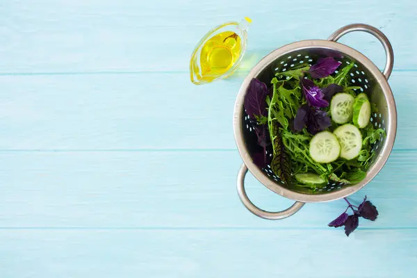 Mixed salad leaves lettuce, frisee, arugula, basil and cocomber — Stock Photo, Image