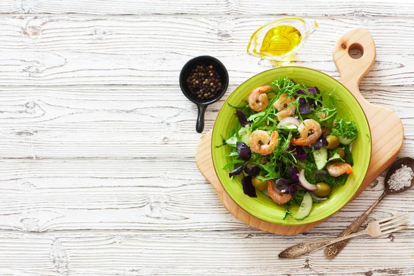 Friske grøntsager og rejer salat - Stock-foto