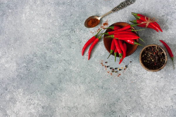 Chilli papričky a různé sušené papriky — Stock fotografie