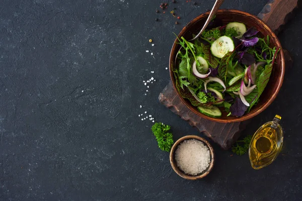 Friss saláta, sült saláta kitûnõ, Frisée, bazsalikom, uborka és a hagyma salátával — Stock Fotó