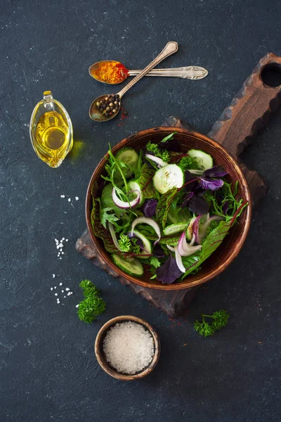 Taze marul, roka, frisee, fesleğen, salatalık ve soğan salata — Stok fotoğraf