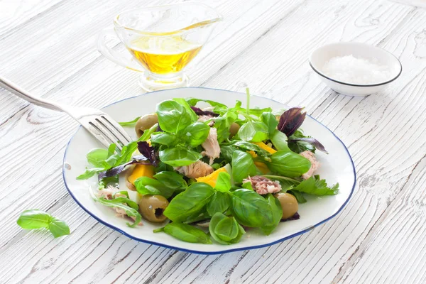 Insalata in stile mediterraneo con lattuga, tonno, uova di pollo — Foto Stock