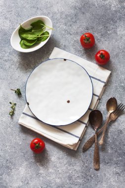 Boş beyaz tabak, vintage kaşık ve sebze
