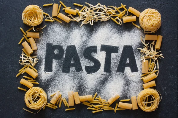 Frame of variety italian pasta on  black stone background — Stock Photo, Image