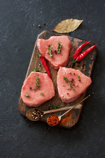 Rått nötkött steakes och paprika — Stockfoto