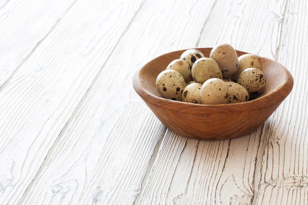 Œufs de caille dans un bol en bois — Photo