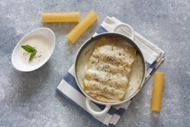 Kıyma ile doldurulmuş makarna canneloni