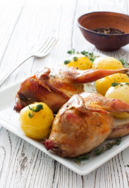 Kavrulmuş bıldırcınlar ve patates