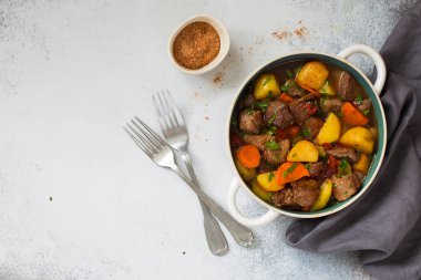 Arka planda sebzelerle pişirilmiş sığır eti. Düz yatıyordu. Boşluğu kopyala