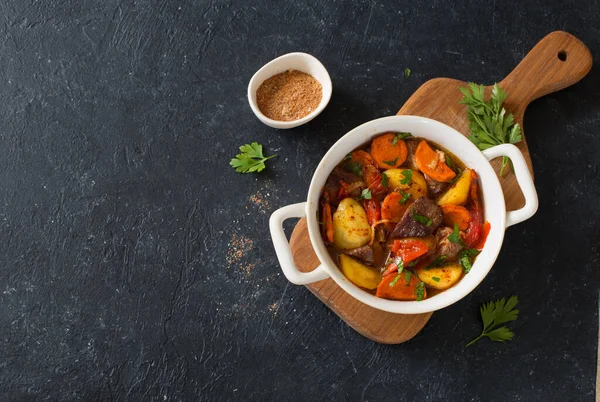 Beef Stewed Vegetables Potatoes Carrots Tomatoes Onions Clay Pot Black — Stock Photo, Image