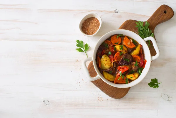 Beef Stewed Vegetables Potatoes Carrots Tomatoes Onions Clay Pot White — Stock Photo, Image