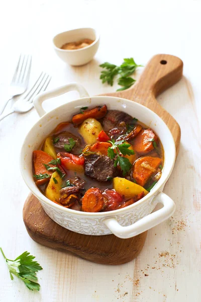 Beef Stewed Vegetables Potatoes Carrots Tomatoes Onions Clay Pot White — Stock Photo, Image