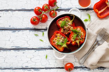 Biberler sebze, bulguru ve peynirle doluyor. Düz katman. Boşluğu kopyala