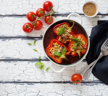 Biberler sebze, bulguru ve peynirle doluyor. Düz katman. Boşluğu kopyala