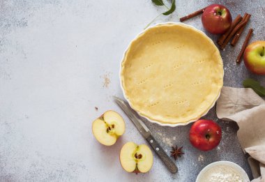 Ev yapımı elmalı turta için gri bir arka planda pişirme tepsisi. Düz yatıyordu. Boşluğu kopyala