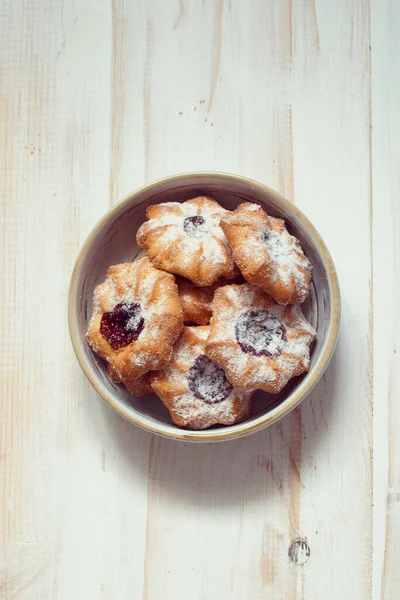 Biscuits Biscuits Aux Copeaux Avec Confiture Sur Fond Peint Bois — Photo