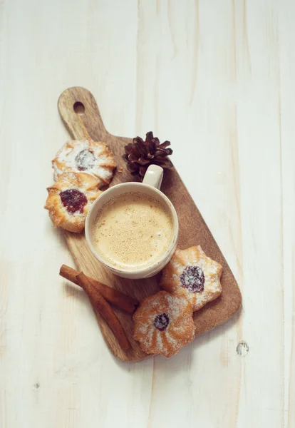 Biscuiți Biscuiți Biscuiți Con Ceașcă Cafea Fundal Din Lemn Alb — Fotografie, imagine de stoc