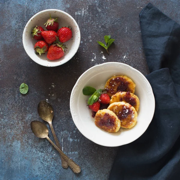 Panqueques Requesón Fresas Frescas Sobre Fondo Piedra Oscura Puesta Plana — Foto de Stock