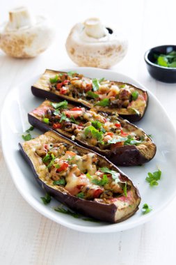 Et, mantar ve domatesle doldurulmuş patlıcanlar yakın mesafede. Seçici odak