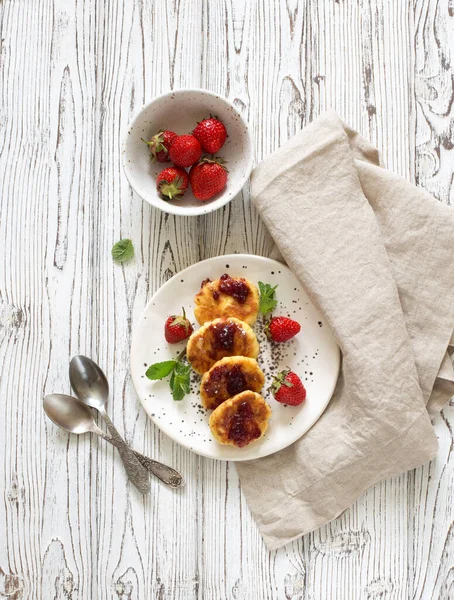 Cottage Cheese Pancakes Fresh Strawberries White Wooden Background Flat Lay — Stock Photo, Image
