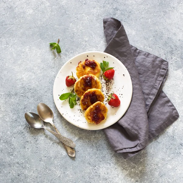 Panqueques Requesón Fresas Frescas Sobre Fondo Piedra Gris Puesta Plana — Foto de Stock