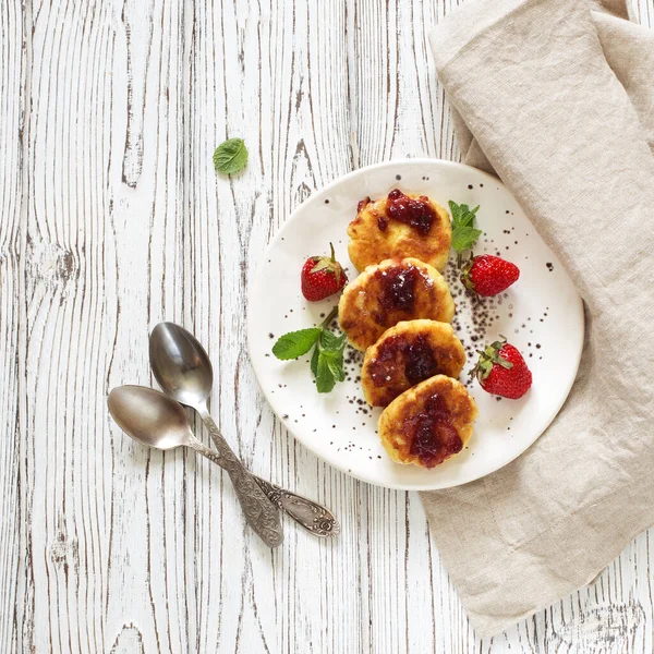 Panqueques Requesón Fresas Frescas Sobre Fondo Madera Blanca Puesta Plana — Foto de Stock