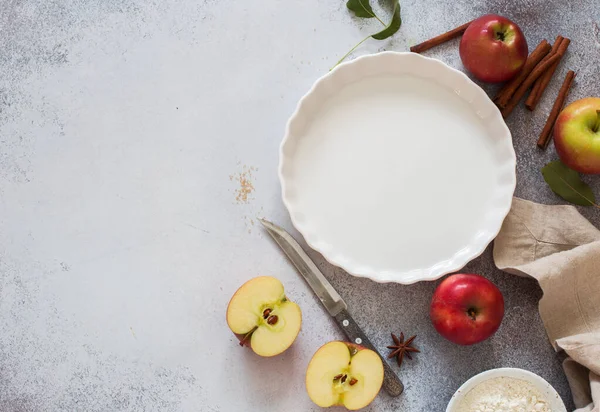 Lege Bakplaat Voor Taart Verse Appels Een Grijze Stenen Achtergrond — Stockfoto