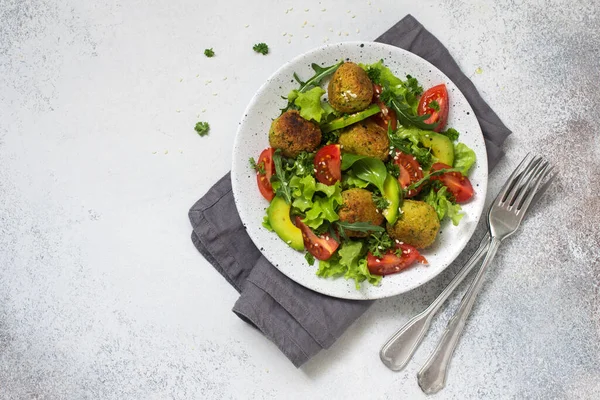 Falafel Fresh Vegetable Salad Tomatoes Arugula Avocado Lettuce White Plate — Stock Photo, Image