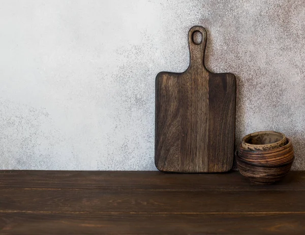 木製のまな板とボウルのセットと食品の背景 — ストック写真