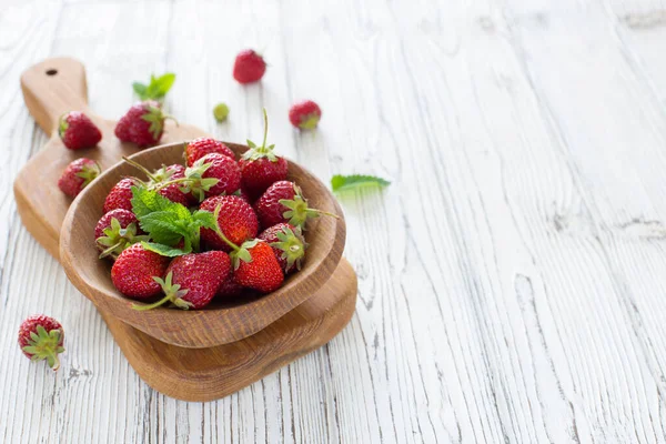 Fresh Ripe Strawberries Wooden Bowl White Wood Background — Stock Photo, Image