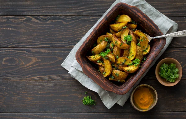 Patatas Fritas Una Bandeja Cocción Arcilla Sobre Fondo Madera Acostado —  Fotos de Stock