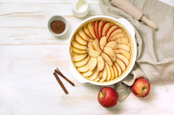 Beyaz Ahşap Arka Planda Yapımı Elmalı Turta Pişirme Malzemeleri Düz — Stok fotoğraf