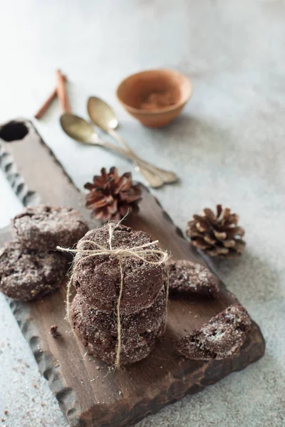 Biscotti Cioccolato Fatti Casa Tagliere Legno Primo Piano Copia Spazio — Foto Stock