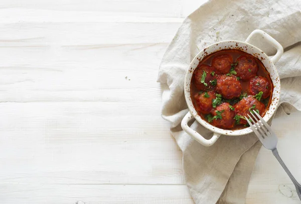 Meatballs Tomato Sauce Served White Pot White Wooden Background Flat — Stock Photo, Image