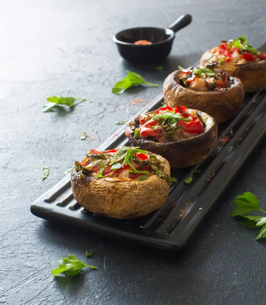 Setas Rellenas Tomates Pimientos Dulces Pollo Cerca —  Fotos de Stock