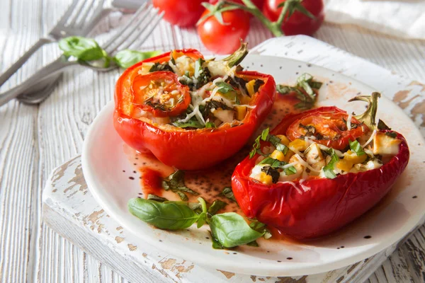 Bell Paprika Fyllning Med Grönsaker Bulgur Och Ost Nära Håll — Stockfoto