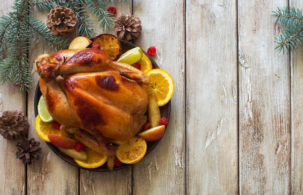 Meyveli, patatesli, kozalaklı ve dallı kızarmış tavuk. Düz yatıyordu. Boşluğu kopyala