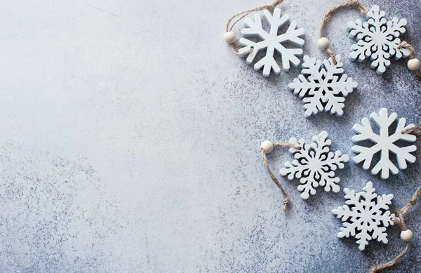 クリスマスと装飾的な雪の結晶と新年の灰色の石の背景 平置きだ スペースのコピー — ストック写真