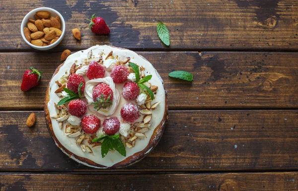 Délicieuse Tarte Aux Fraises Fraîches Crème Fouettée Sur Fond Bois — Photo