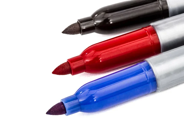 Três marcadores de canetas de feltro iluminadores close-up, isolados em w — Fotografia de Stock